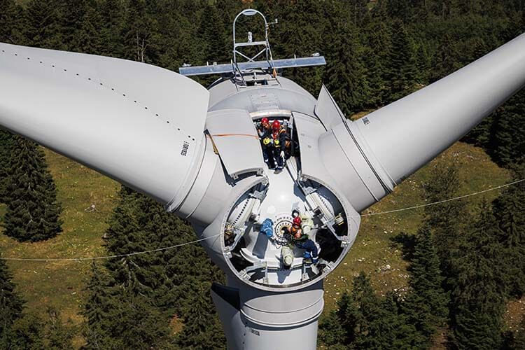 Une vue aerienne montre le montage de l'assemblage pales-rotor sur la premiere des six eoliennes du parc eolien de Sainte-Croix construit par Romande Energie ce lundi 31 juillet 2023 au dessus de Sainte-Croix. A terme les six eoliennes produiront 22 millions de kilowattheures par annee et permettront d'alimenter l'equivalent de la ville de Sainte-Croix. (Valentin Flauraud pour ROmande Energie)