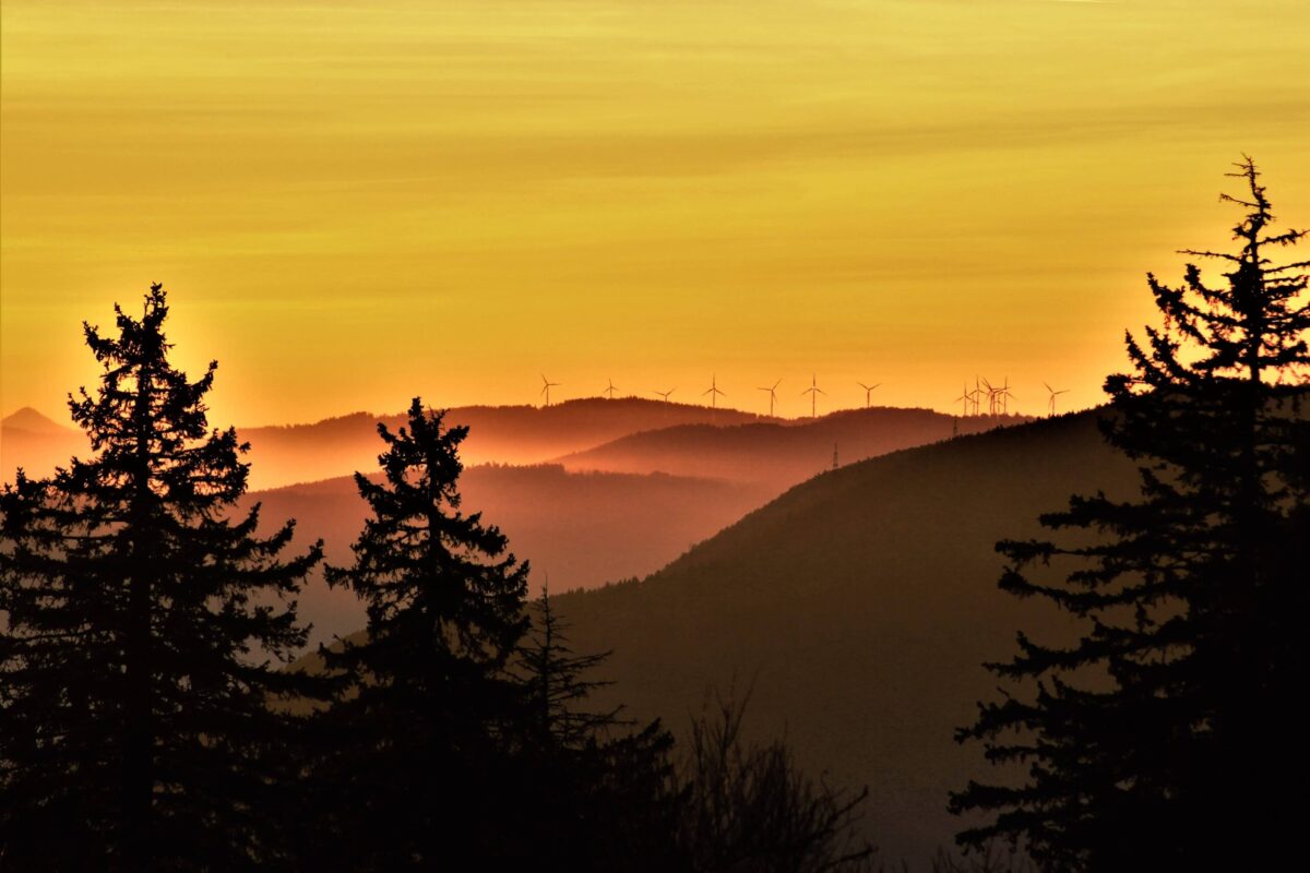Schlüchter_Loïc_-_Lhorizon_du_soir_et_les_Eoliennes_du_Mont_Crosin-1